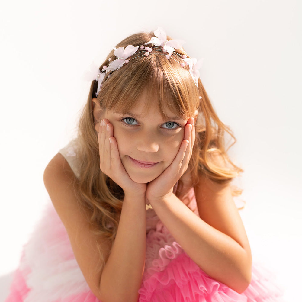 Matu rota ar tauriņiem gaiši rozā