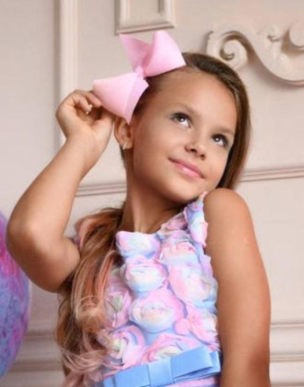 Violeta gara kleita ar ziediem