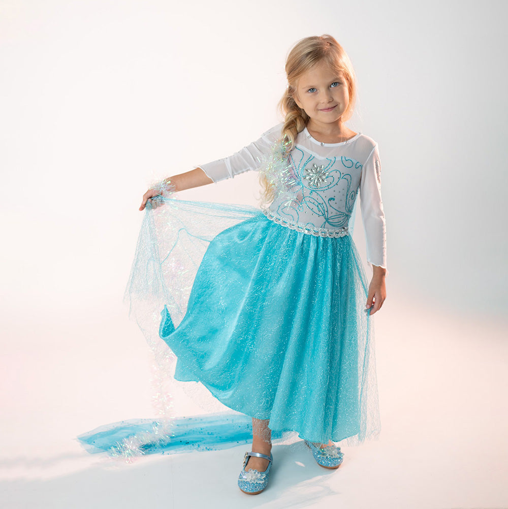 Meitene Elzas kleitā ar spīdumiem un garu zilu apmetni