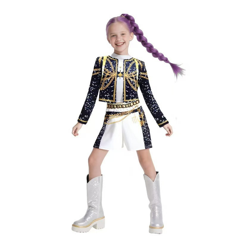 Efektīgs K-pop skatuves un deju kostīms meitenēm ar melnu jaciņu un šortiem.