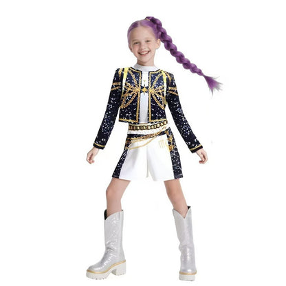 Efektīgs K-pop skatuves un deju kostīms meitenēm ar melnu jaciņu un šortiem.