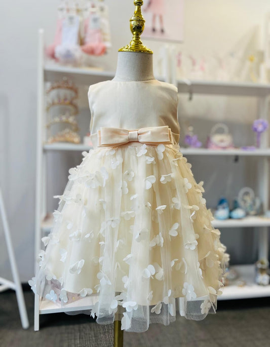 Gaiša zīdaiņu kleitiņa ar ziedu dekoru