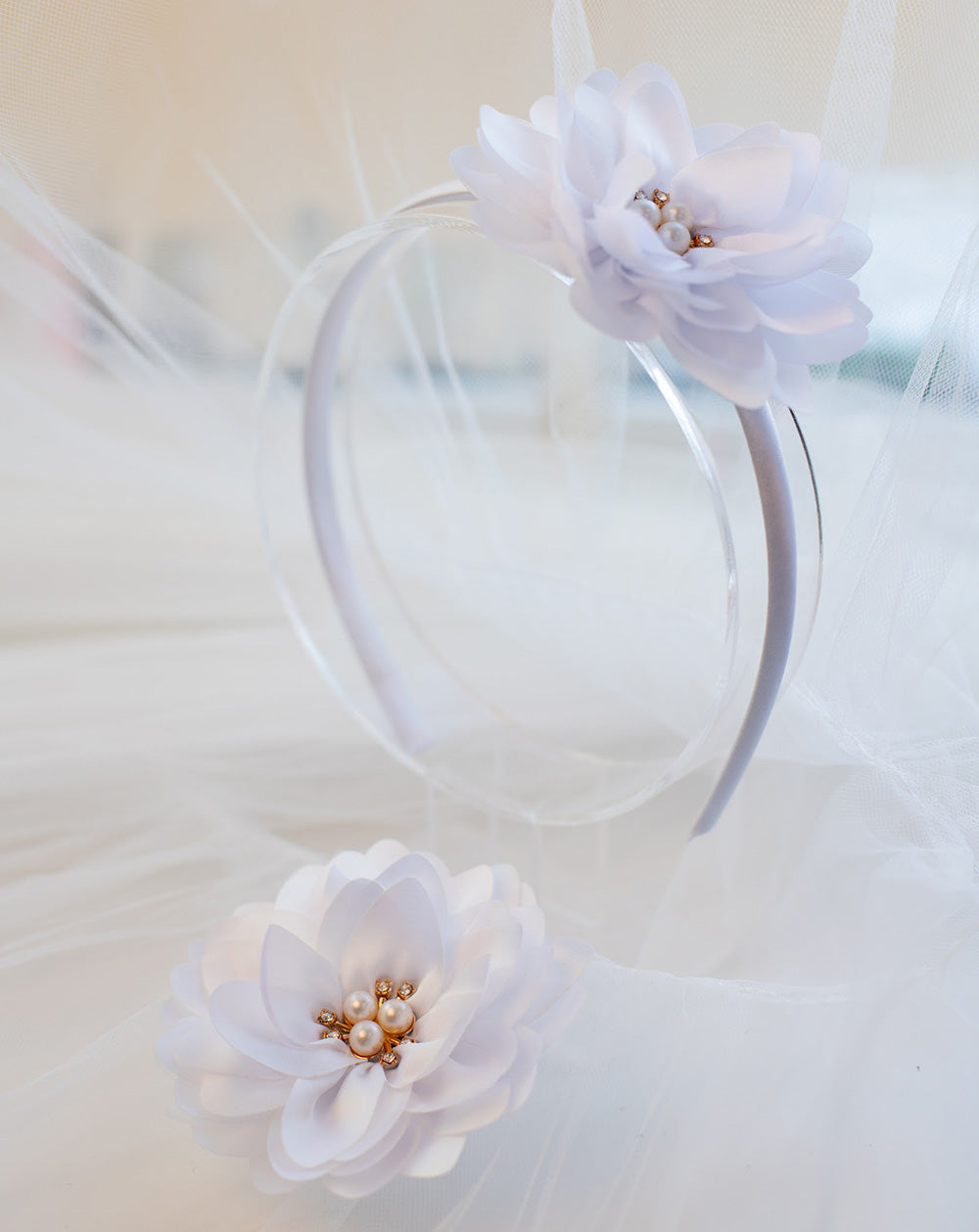 Matu aksesuāri baltā krāsā