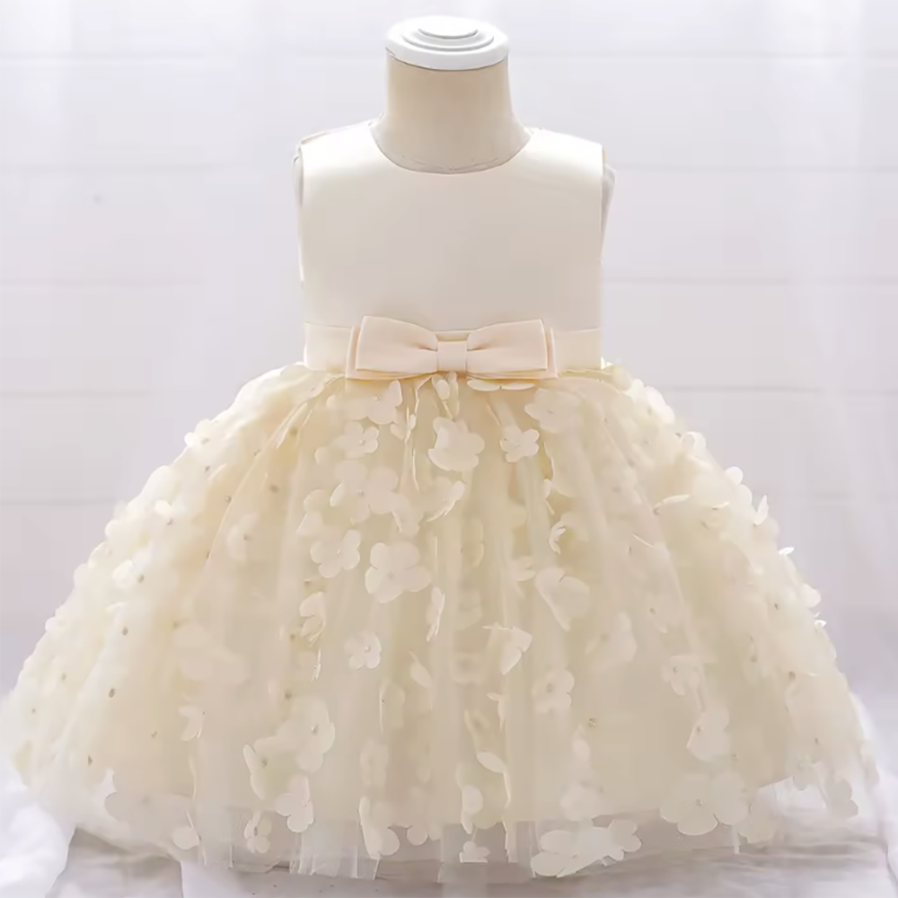 Gaiša mazuļu kleitiņa ar ziedu dekoru