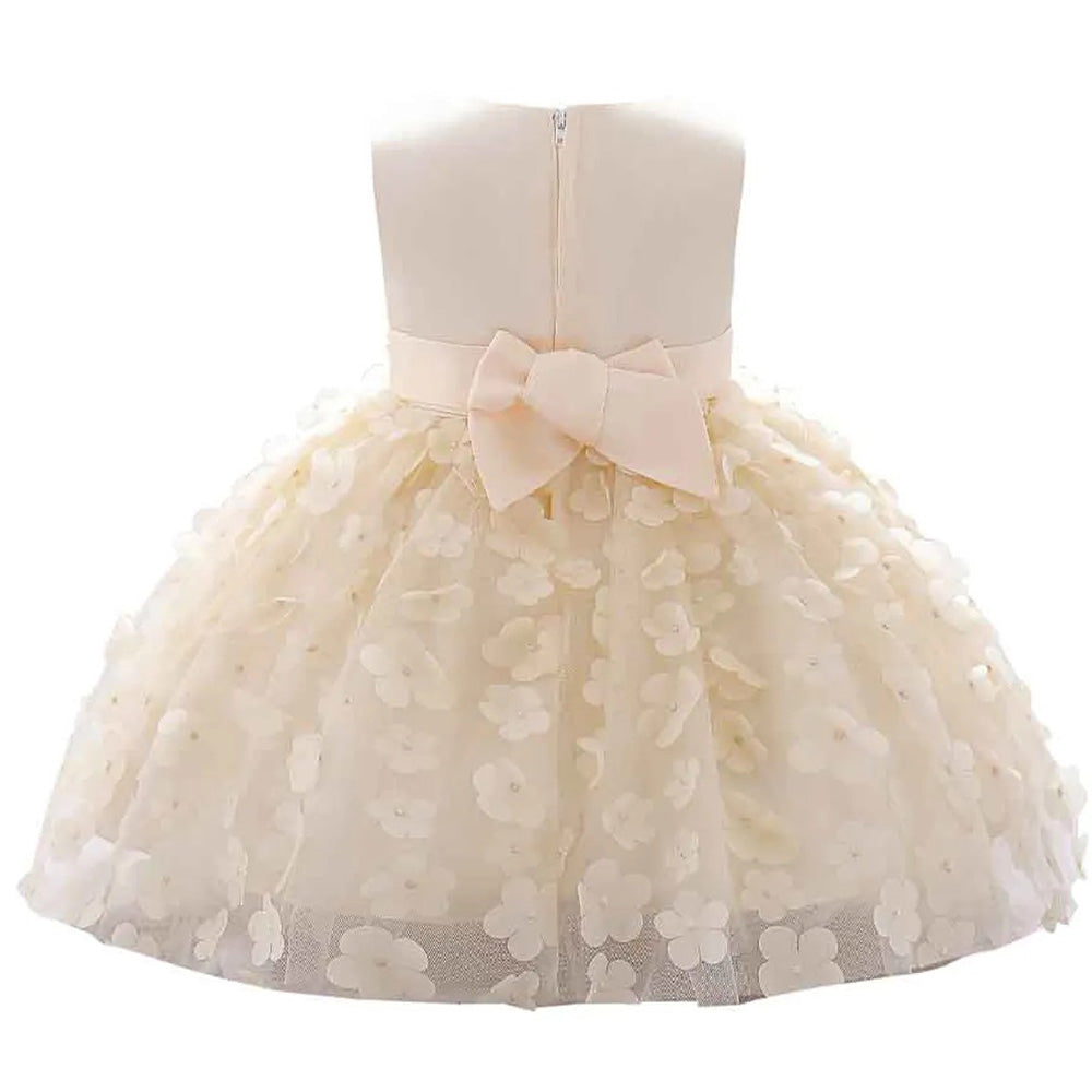 Gaiša mazuļu kleitiņa ar ziedu dekoru