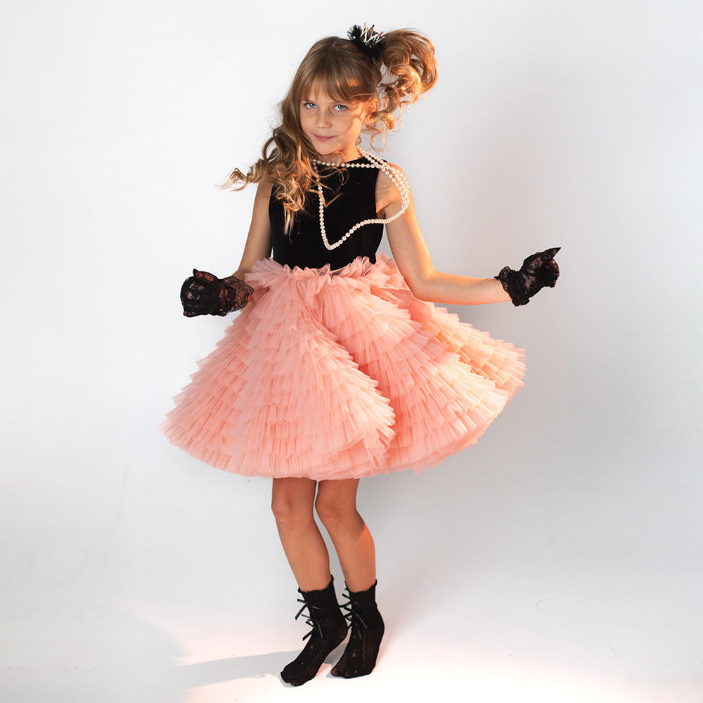 meitene premium kleitā ar melnu samta augšdaļu un persiku tilla kuplumu