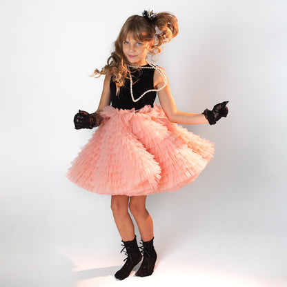 meitene premium kleitā ar melnu samta augšdaļu un persiku tilla kuplumu