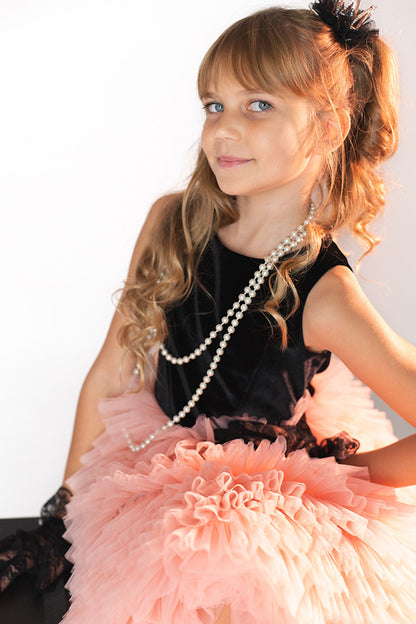 melna samta un persiku tilla svētku kleita meitenei, tuvplāns