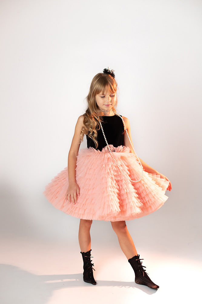 meitene persiku tilla kleitā ar melnu samtu – Bazilio.lv