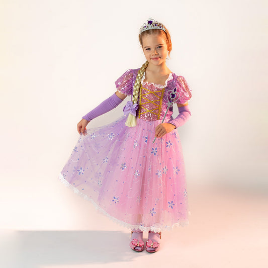 meitene kuplā princeses kleitā ar mirdzumiem