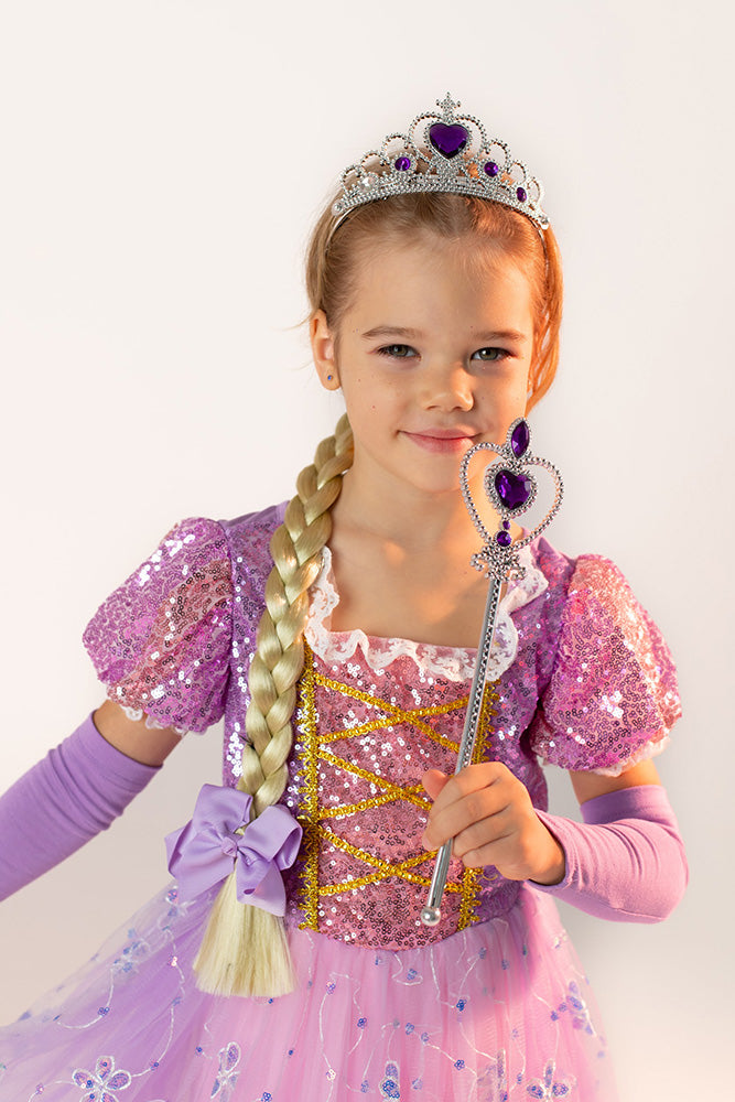 meitene mirdzošā rozā svētku kleitā