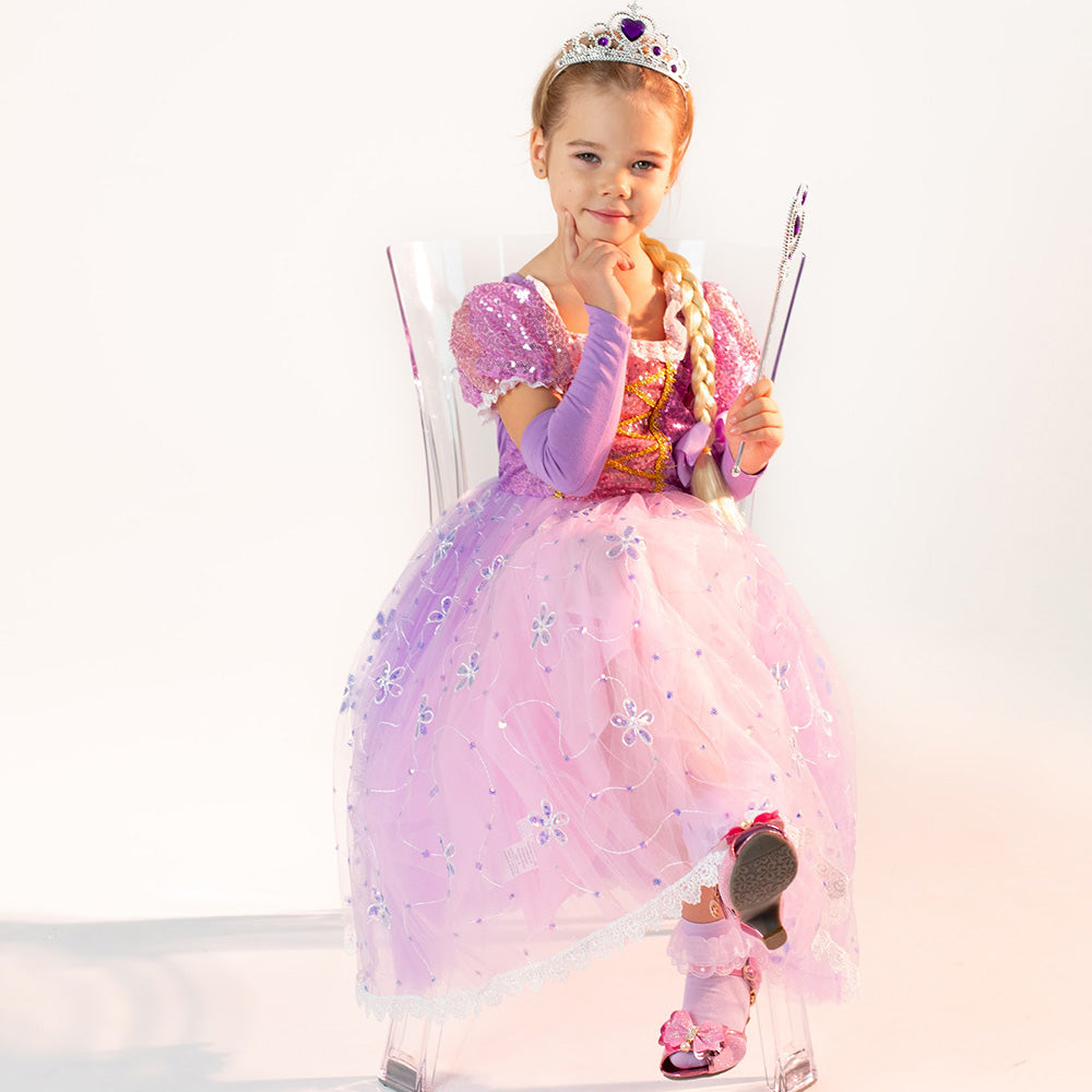 maza princese Salātiņas kleitā ar kronīti un zizli rozā augstpapēžu kurpītēs