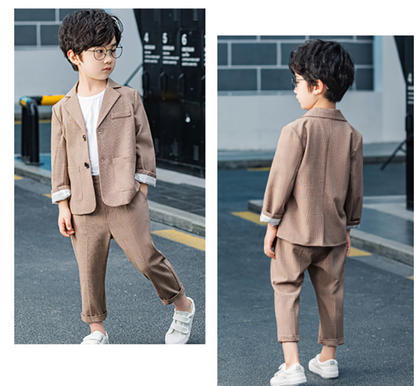 Ērts uzvalks zēnam brūns ar rūtiņām